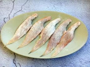 将鱼的两面沾上少许的面粉。