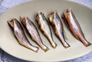 将小黄花鱼的头和内脏清理干净，刮去鱼鳞，清洗干净。