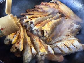 放入1勺得生抽。