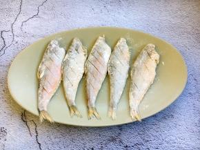 将鱼的两面都沾上少许的面粉。