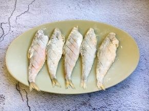 将鱼的两面都沾上少许的面粉。