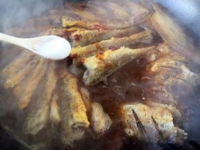 放入少许盐，大火炖10分钟。