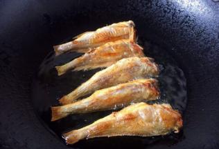 将鱼的两面煎至金黄色。
