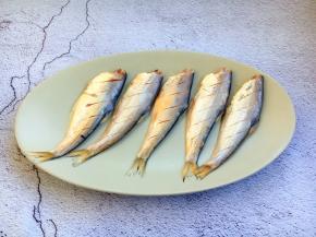 将鱼的两面打上斜刀，以便入味。