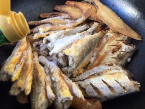 烹入1勺锅沿醋，盖上锅盖儿焖10多秒钟。