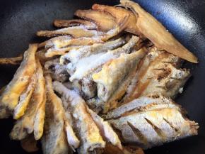 撒上1勺的白糖。