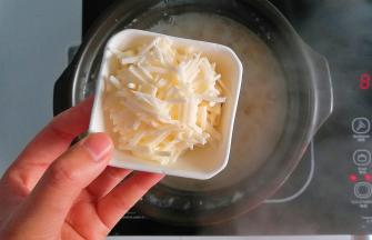 加入山药煮5分钟出锅