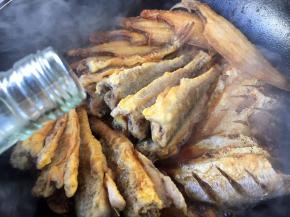 放入1勺的料酒。