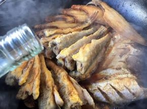 放入1勺的料酒。