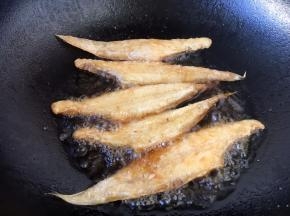 将鱼的两面煎至金黄色。