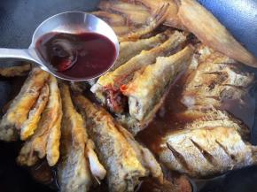 放入各5g的甜面酱、腐乳、番茄酱。