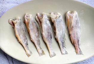 将鱼的两面沾上少许的面粉。