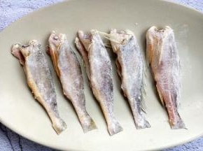 将鱼的两面沾上少许的面粉。