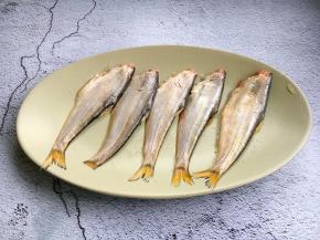 新鲜的小马口鱼刮鳞，去除内脏和头，清洗干净，沥干水分。