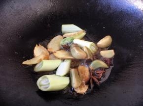 热锅凉油，放入佐料煸炒出香味。