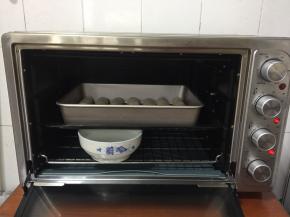 放入烤箱进行二发，二发时，在烤箱底部放一碗热水，放面团的模具放在热水的上层，发酵至3倍大。