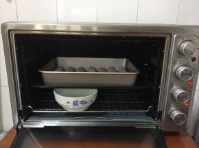 放入烤箱进行二发，二发时，在烤箱底部放一碗热水，放面团的模具放在热水的上层，发酵至3倍大。