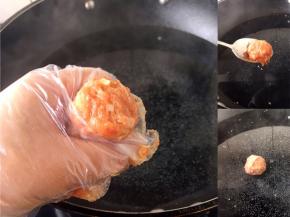 将肉馅从虎口处挤出，用小勺舀入水中。水不要开，锅底的水出现小泡时就可以下小丸子，用温水慢慢将小丸子养熟。