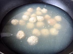 当小丸子从水中漂浮起来后再煮2分钟，捞出备用。