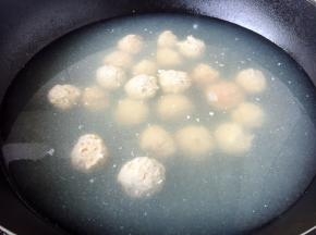 当小丸子从水中漂浮起来后再煮2分钟，捞出备用。