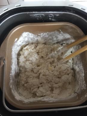 用筷子搅拌一下，以免揉面的时候面粉飞溅。