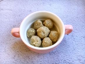 将煮熟的小丸子放入烤碗中。