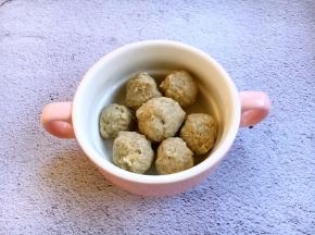 将煮熟的小丸子放入烤碗中。