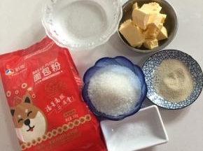 用电子秤称出所需食材：
面包粉500克，温水320克，盐2克，酵母6克，黄油50克，糖100克。