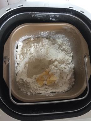 把所有材料按顺序放进面包机中。