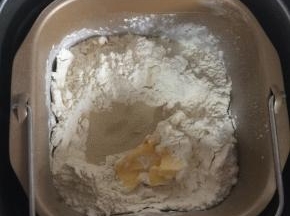 把所有材料按顺序放进面包机中。