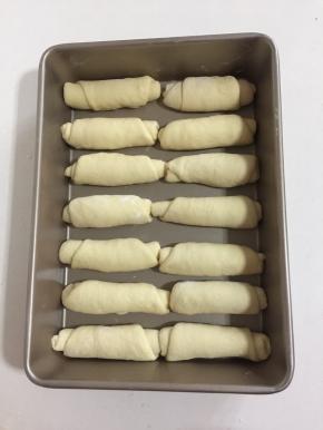 将整好的面卷整齐的摆放在合适的模具中。（我用的是不粘深烤鱼盘。）