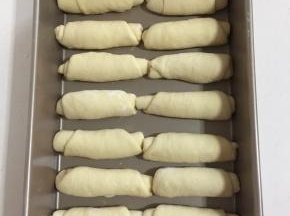 将整好的面卷整齐的摆放在合适的模具中。（我用的是不粘深烤鱼盘。）