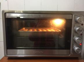  放入提前预热好的烤箱中层，上火170度，下火150度烤25分钟即可。（我家烤箱下火温度比上火温度高20度，所以调的下火150度相当于上火170度。）随时观察，上色差不多了及时加盖锡纸，以免上色过深，影响成品美观。