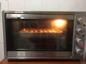  放入提前预热好的烤箱中层，上火170度，下火150度烤25分钟即可。（我家烤箱下火温度比上火温度高20度，所以调的下火150度相当于上火170度。）随时观察，上色差不多了及时加盖锡纸，以免上色过深，影响成品美观。