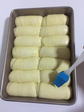 蛋液过筛，均匀的刷在发好的面卷上。