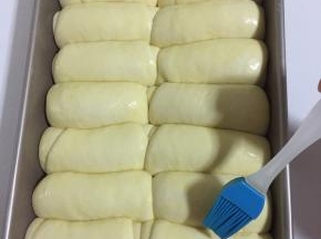 蛋液过筛，均匀的刷在发好的面卷上。