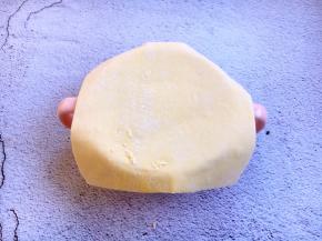 将酥皮盖在烤碗上。