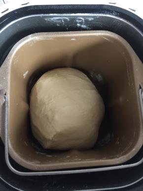 设置和面10分钟，暂停，面团静置5分钟后，再继续设置和面20分钟。