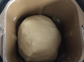 设置和面10分钟，暂停，面团静置5分钟后，再继续设置和面20分钟。