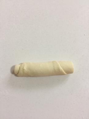 从上往下卷成小卷，收口处朝下。