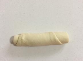 从上往下卷成小卷，收口处朝下。