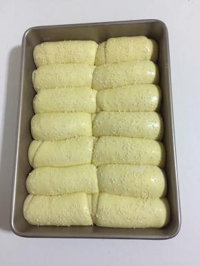 再均匀的撒上适量的白芝麻。（没有白芝麻也可以不用。）