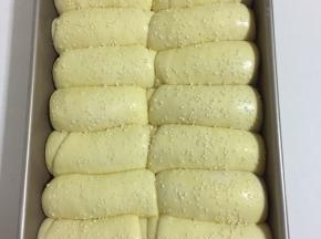 再均匀的撒上适量的白芝麻。（没有白芝麻也可以不用。）