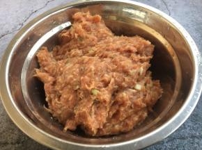 朝一个方向搅拌，搅拌好的馅放在冰箱里冷藏室里冷藏半个小时，一是入味，二是这样做出来的小丸子更有弹性。