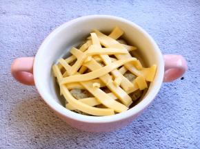 将芝士片剪碎，放在小丸子上边。