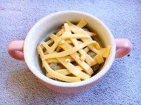 将芝士片剪碎，放在小丸子上边。