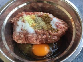 放入调肉馅的所有调料。