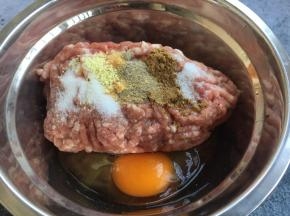 放入调肉馅的所有调料。
