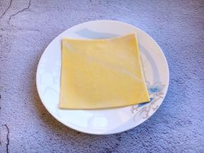 酥皮提前从冰箱的冷冻室里拿出来解冻。