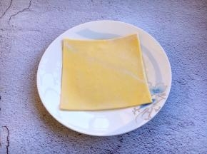 酥皮提前从冰箱的冷冻室里拿出来解冻。